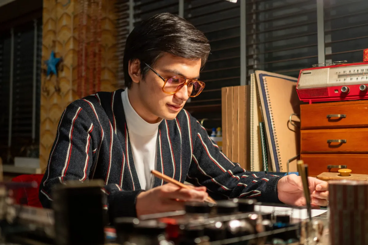 『あんぱん』嵩、何かに突き動かされるように鉛筆を走らせる　第120回場面カット