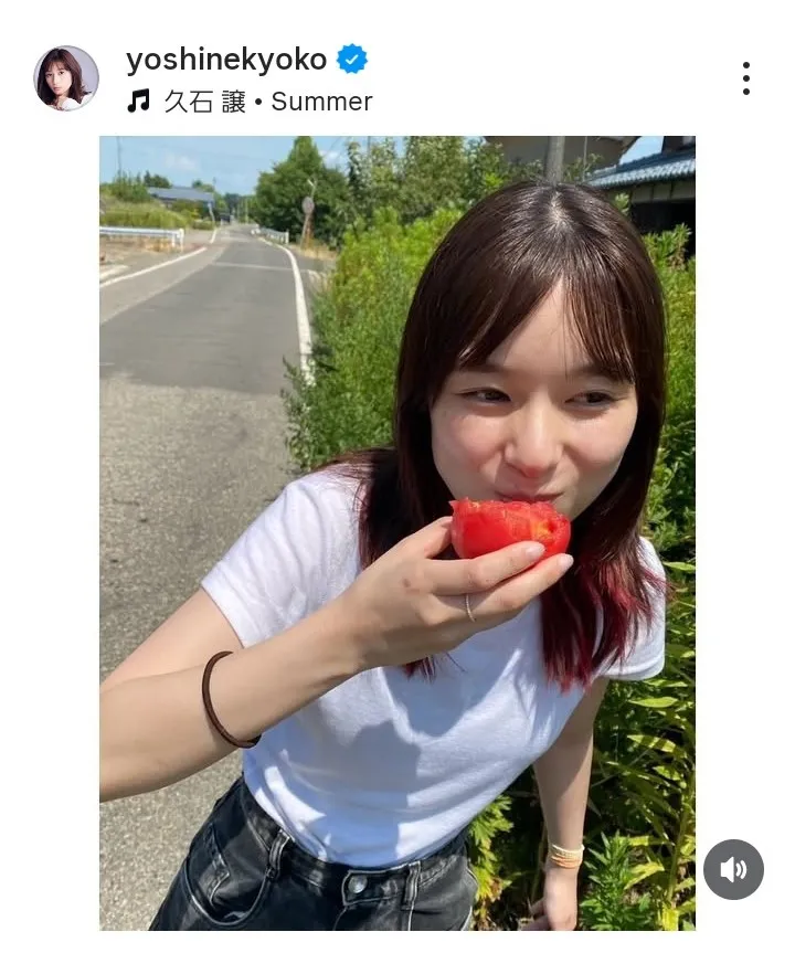 芳根京子、“赤髪”ニューヘアで「夏の思い出」ショット投稿　「スタイル綺麗すぎる」「ととと、透明感!!!!!」と反響