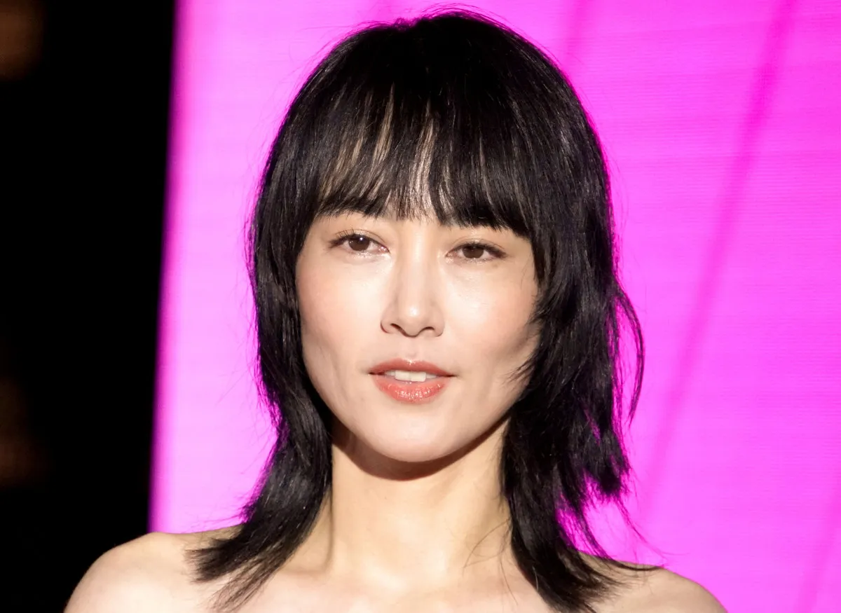 菊地凛子「こんなビジュアルになるとは、笑」　三谷作品で演じる白髪の“おばば”姿が話題