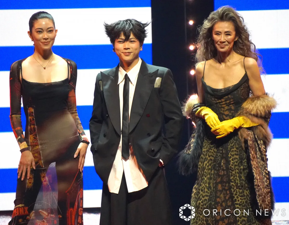 萬田久子67歳、胸元ざっくりドレスで堂々ランウェイ　増田貴久がエスコート