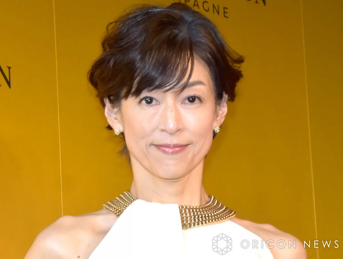 59歳・鈴木保奈美「けっこうイケてると思うの」自信満々“美背中”ショット　「ホント綺麗」「とても美しい」と反響