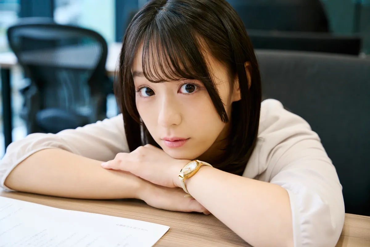 seju×『FRIDAY』最新作の主演は“期待の新人”高野真央　照れながら飲みに誘う後輩役