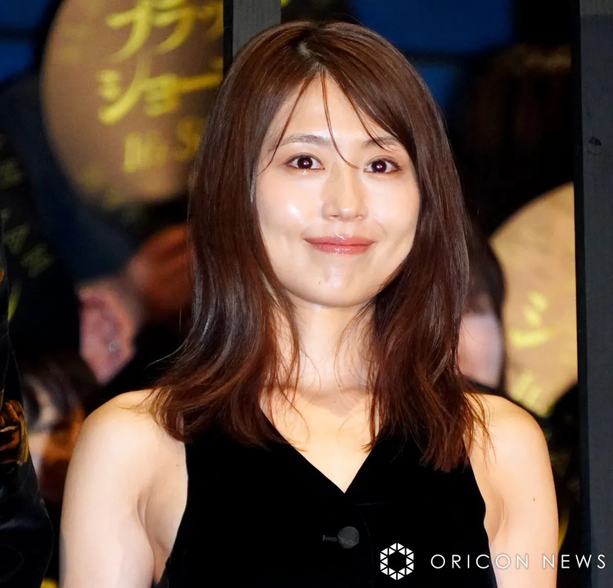 有村架純、福山雅治からの絶賛に照れ笑い　二の腕あらわな黒ロングドレスで大人の色気漂わす
