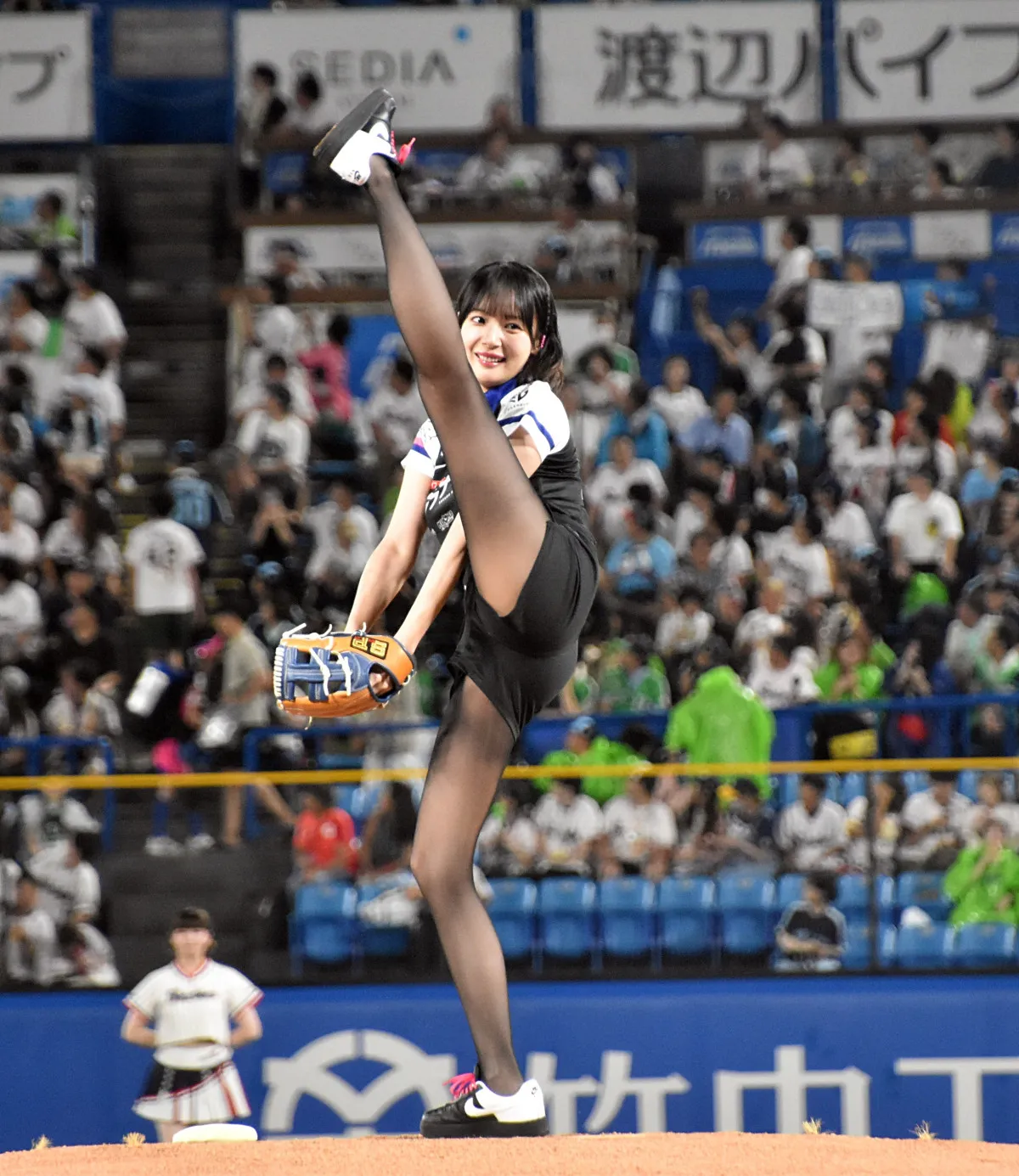 岡田紗佳、始球式でどよめき　美脚を高々と上げる圧巻投球もノーバンならず