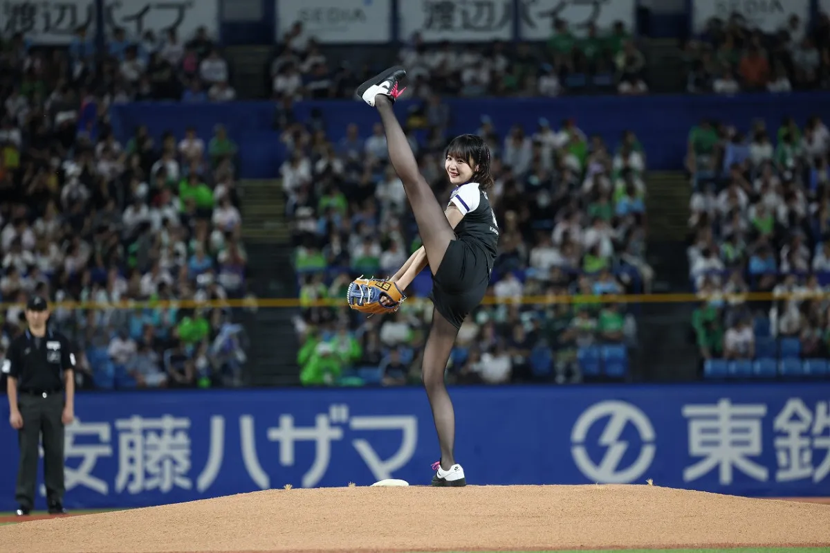 岡田紗佳、大胆すぎる“足上げ始球式”に反響相次ぐ「すごすぎる！」「体幹エグい！」
