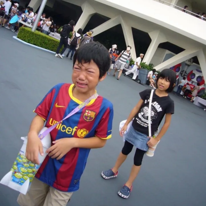 号泣する弟と余裕そうな姉→13年後…スペースマウンテン前の再現写真に184万回表示「エモおもろい笑」「ほっこりさせやがって」