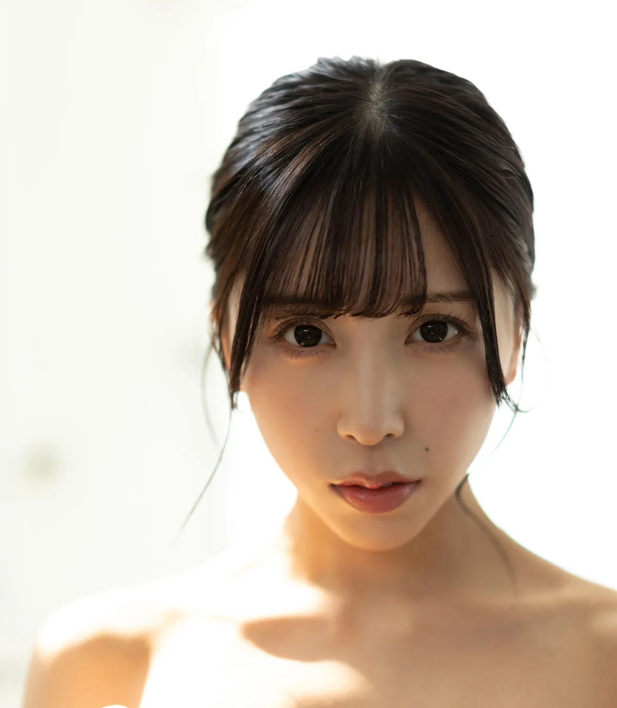 身長152cm、ゲーム配信・グラビアで活躍中の久我るり、『週刊ポスト』でグラビア披露「大人っぽさの中に少し無邪気さも」