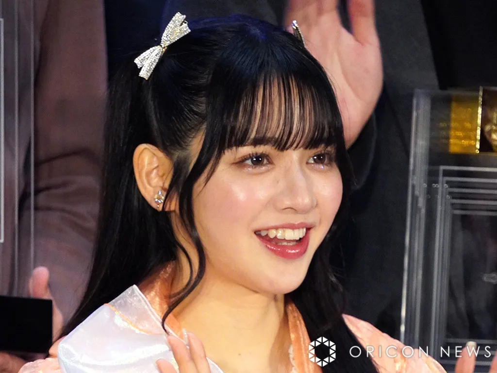 FRUITS ZIPPER・鎮西寿々歌、肩寄せ合う弟の姿にファン騒然「絶対に美形やん」「レアすぎ」　両親の結婚記念日をともに祝福
