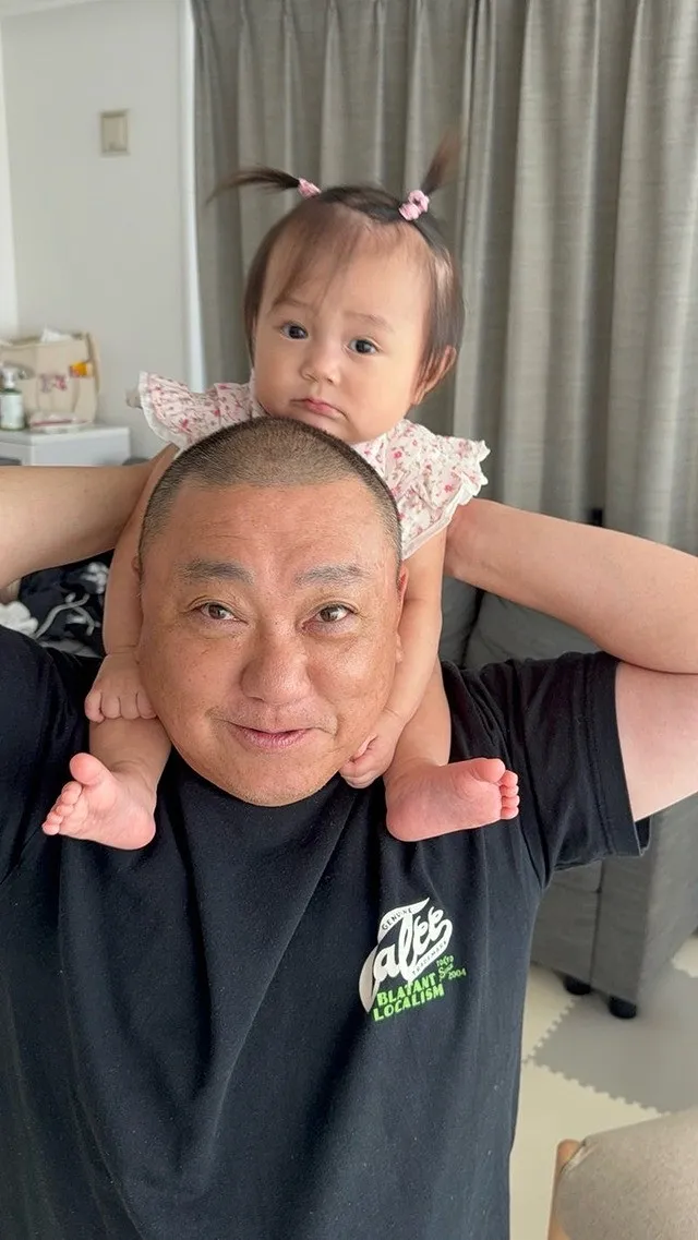 山本圭壱＆西野未姫の長女に「本当に可愛い」「パパさんによく似て」の声　初の肩車ショットを公開