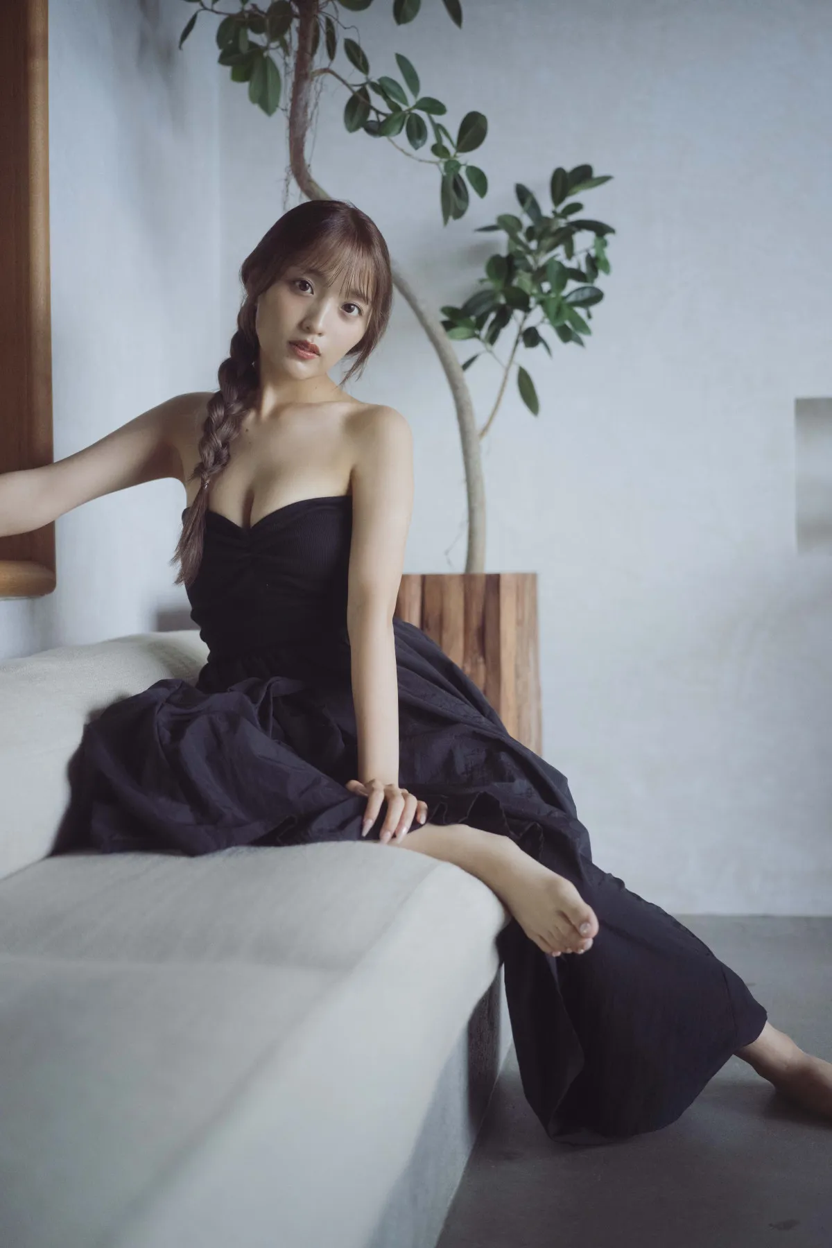 ねお、写真集で決意の初水着&初ランジェリー 沖縄ロケで美ボディ大胆披露