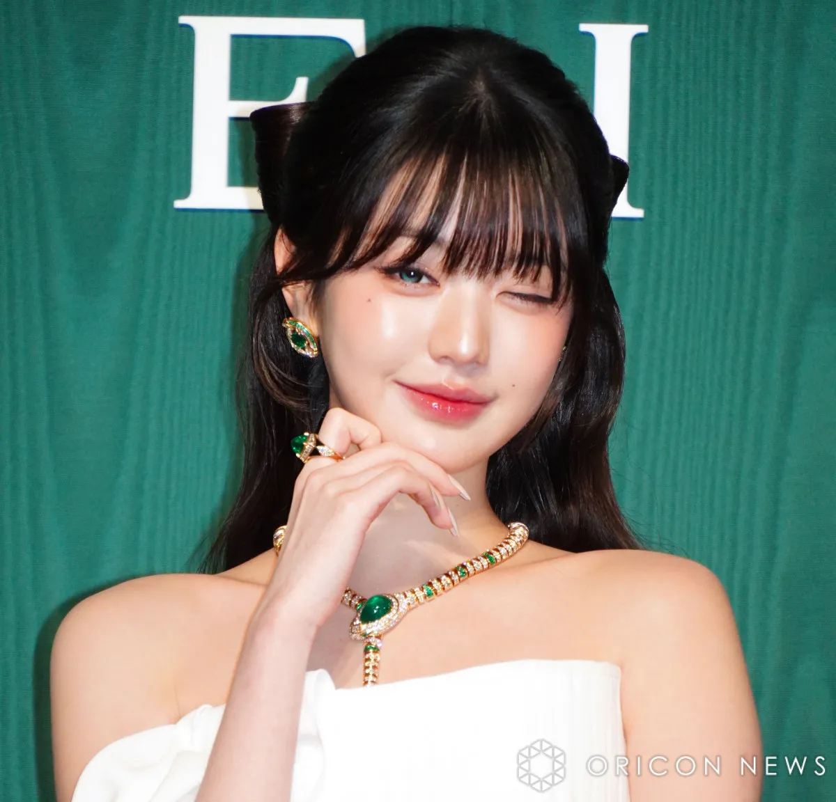 IVEウォニョン、エメラルド×純白ドレスで圧巻の美　『ブルガリ』イベントに登場
