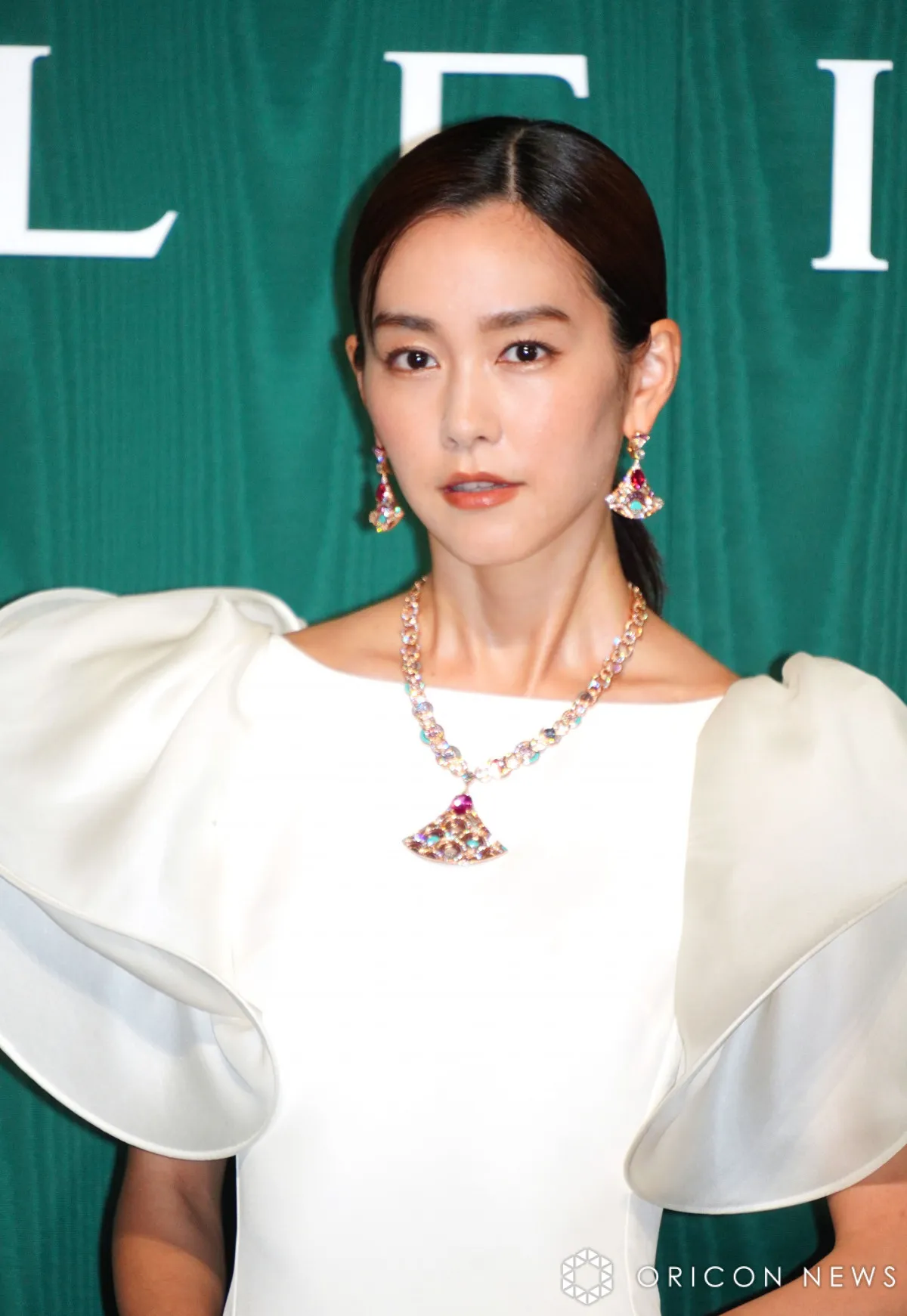 桐谷美玲、『ブルガリ』ジュエリーまとい神々しい装い　モダンなドレス姿で登場