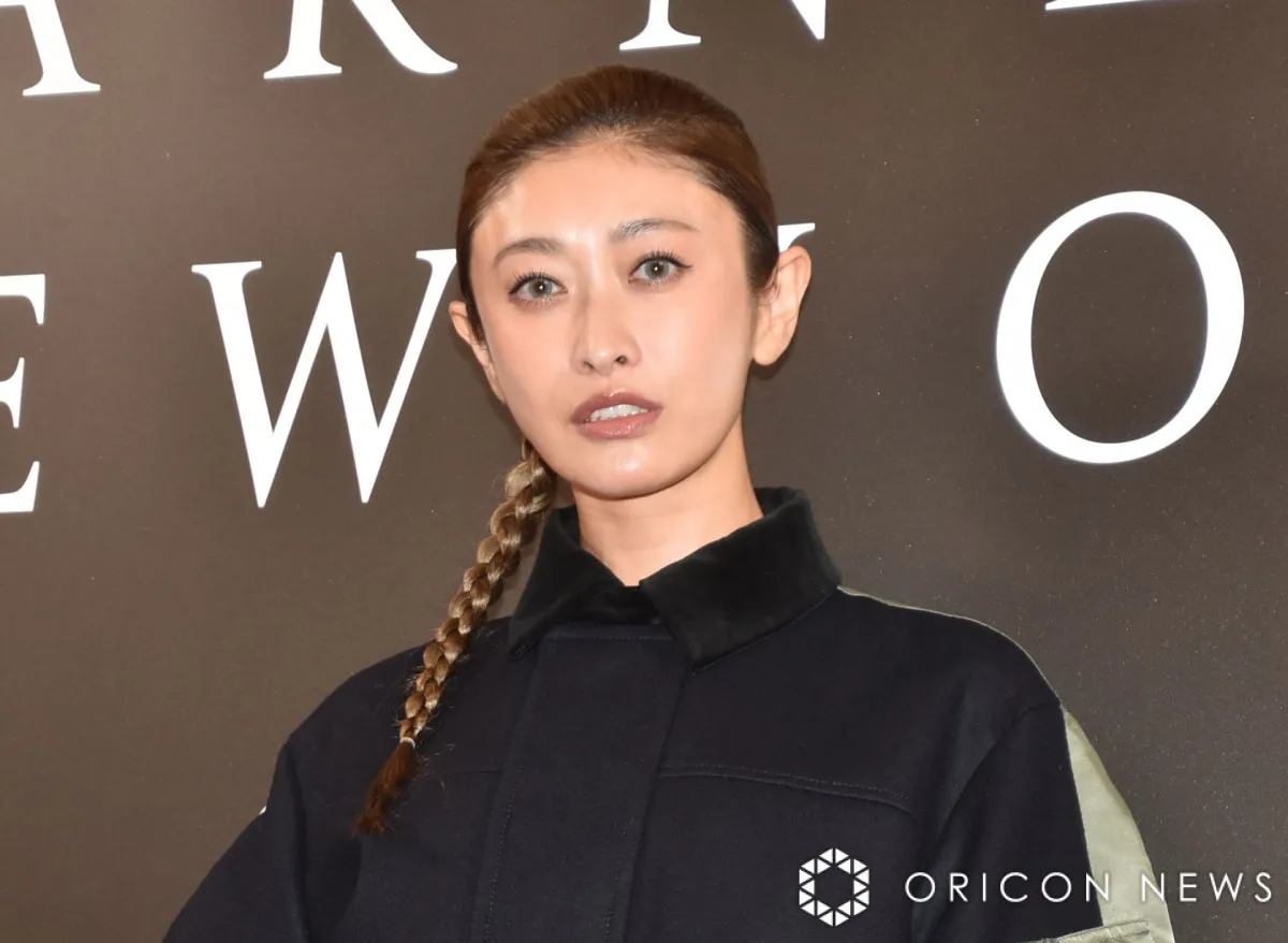 山田優、特徴的なセットアップで笑顔　『バーニーズ ニューヨーク』は楽しめる場所で「母と来ても、主人と来ても」