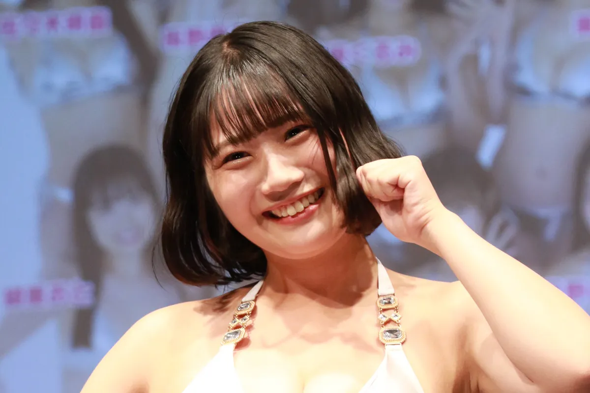 仮面ライダー好きの『ミスFLASH2026』ファイナリスト・田中ひなこ、水着にベルトで変身ポーズ「全員倒してグランプリ取ります！」