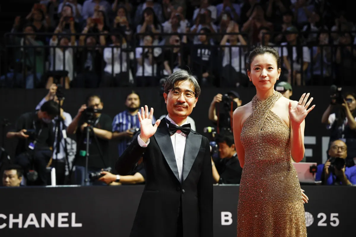 釜山国際映画祭が開幕 ハン・ヒョジュ、ピンクゴールドのドレスで観客を魅了 Netflix日本作品『匿名の恋人たち』『イクサガミ』同時招待
