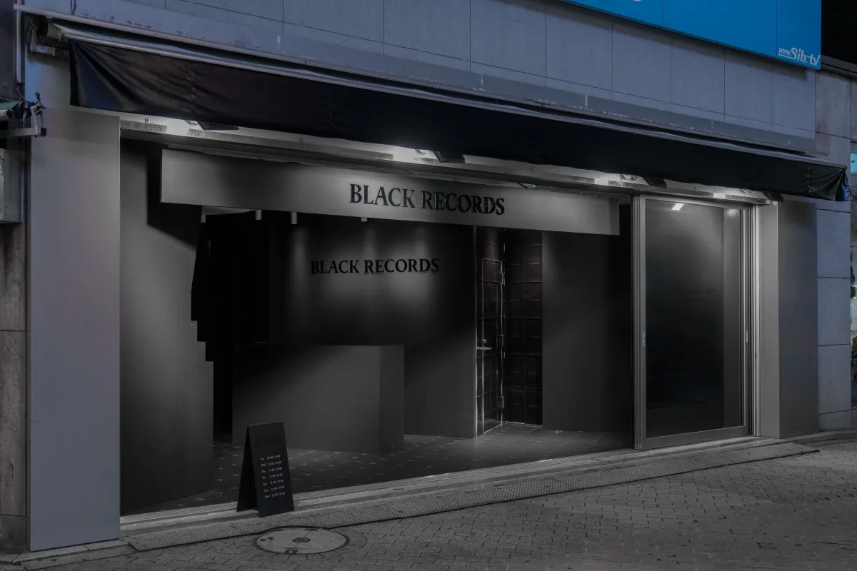 渋谷に登場した“視覚情報ゼロ”のレコードショップ『BLACK RECORDS』、仕掛けたのはSKY-HIによるBMSG　創立5周年記念企画の一環で