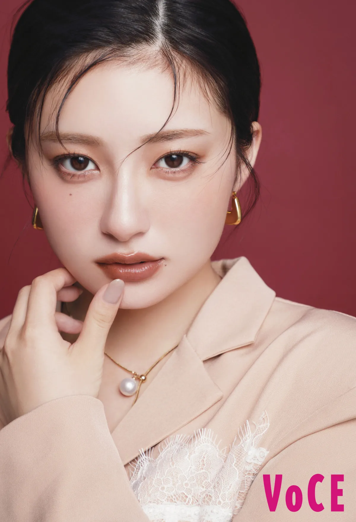 吉川愛、小悪魔的“洗練顔”で魅了　『VOCE』で秋のリップメイク披露