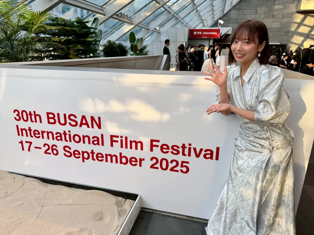 齊藤京子、シルバードレスで登場　釜山国際映画祭のレッドカーペット「一生忘れられない思い出に」