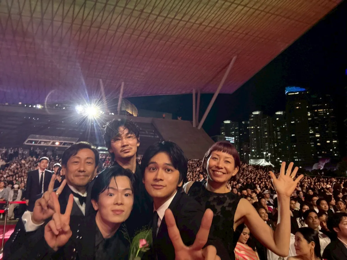 「第30回釜山国際映画祭」コンペ出品『愚か者の身分』北村匠海、林裕太、綾野剛らレッドカーペットに登場