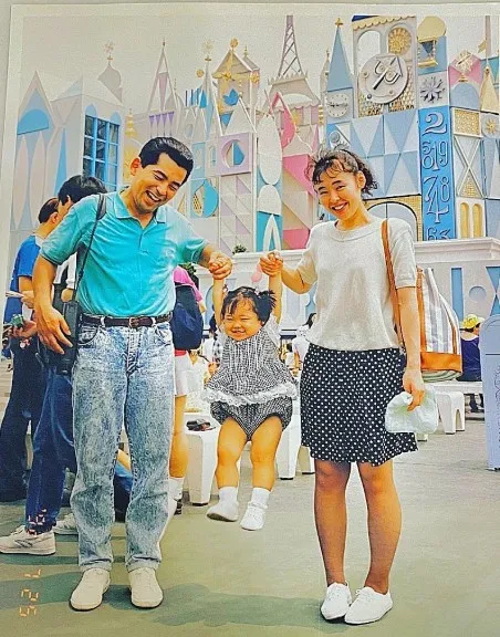 初ディズニーに喜ぶ3歳の女の子、30年後の家族写真がエモすぎる…「めちゃくちゃ素敵！」「すごい幸せそう」「愛しかない…」