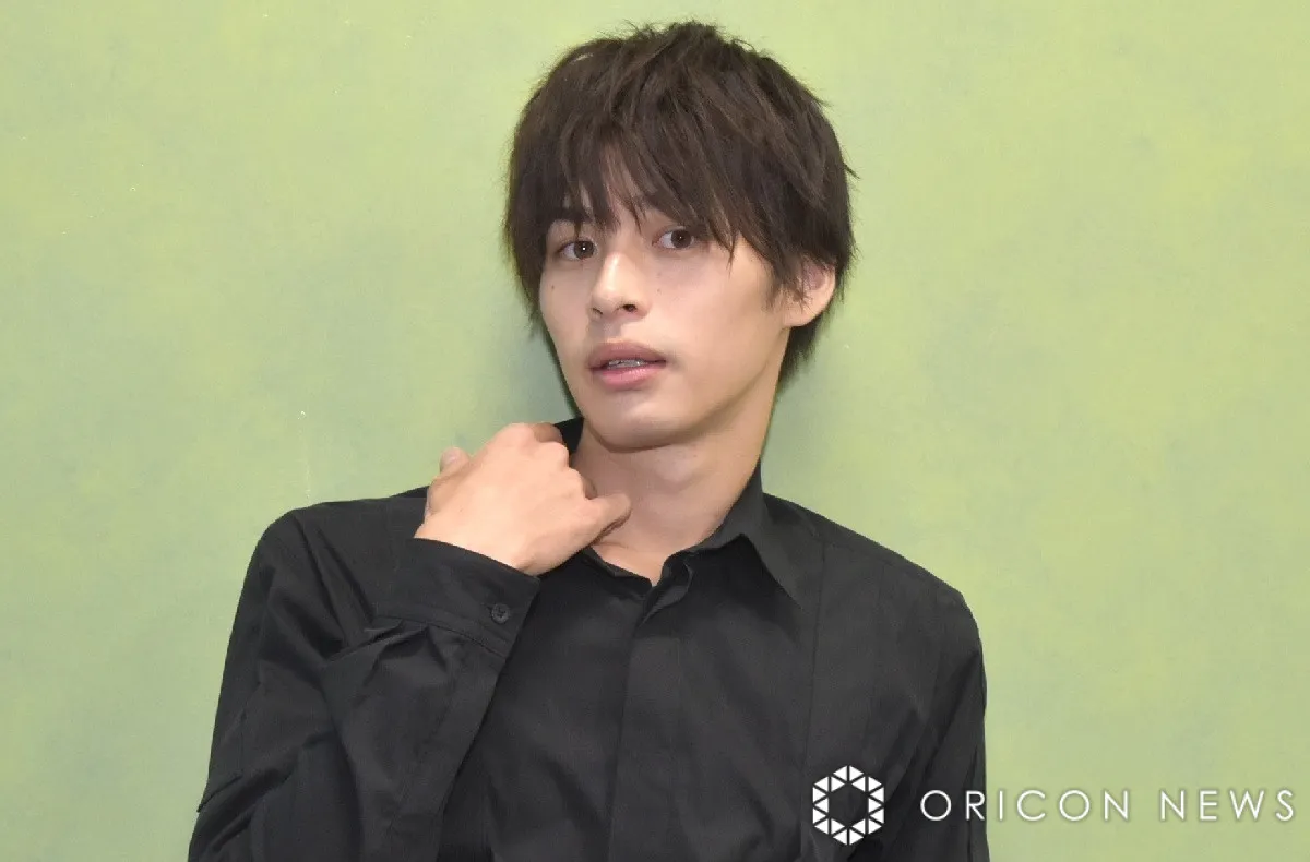 『40までに』“佐久間先輩”青木瞭、スーツ姿で“ワンコ”にメロメロ「ギャップ萌え」「ワンちゃんも青木さんにメロメロですね」