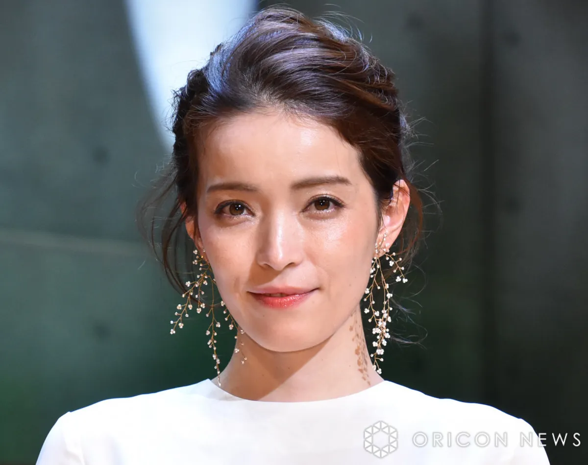 「念願の肩車」知念里奈、19歳長男の肩にまたがりポーズ　楽しげな親子2ショットに反響「お兄ちゃん大きいから迫力ありそう」「カレカノみたいで素敵」　夫は井上芳雄