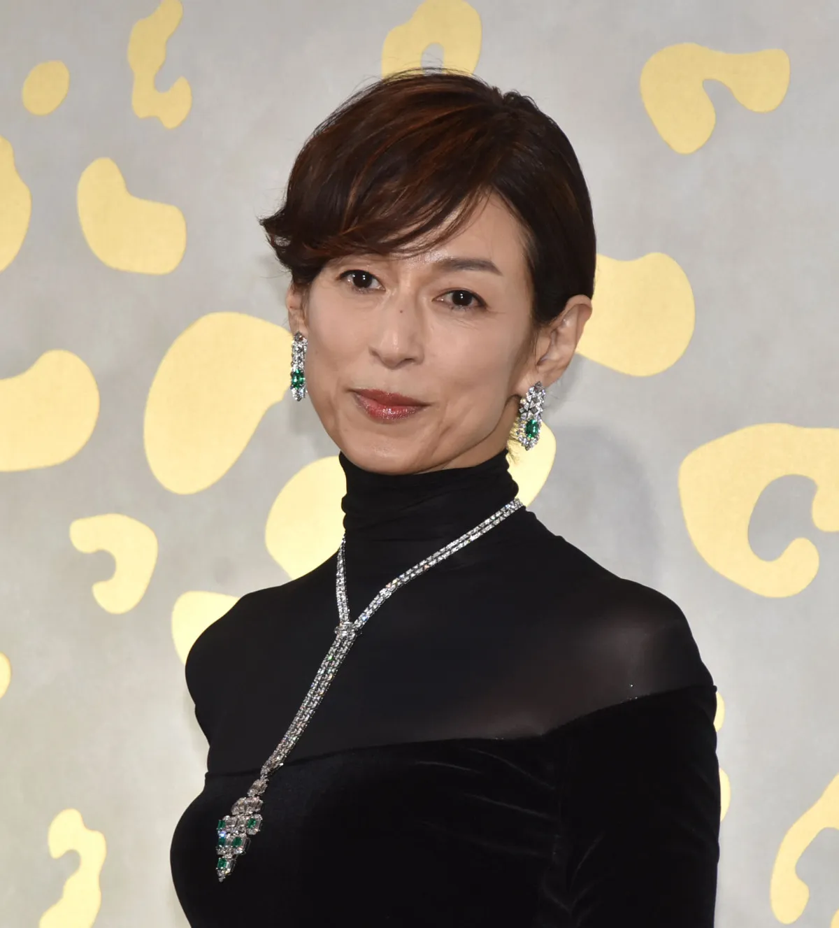 鈴木保奈美、約4億円の「カルティエ」ジュエリーまとう　タイトドレスで圧巻の美スタイルも披露