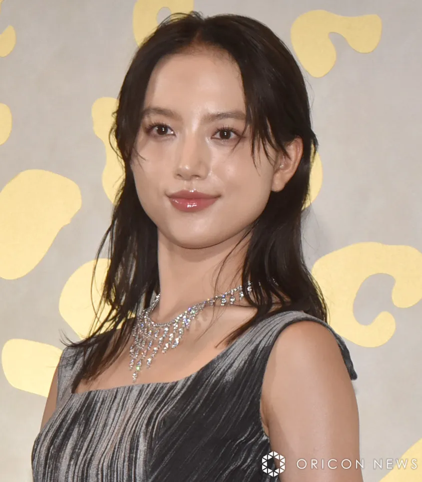 清原果耶、大人ドレスでざっくり“美背中”披露　「カルティエ」ハイジュエリーまとう