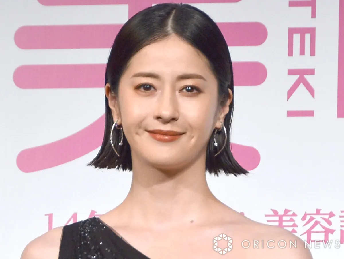 松本若菜、“メガネ姿”オフショットに「おしゃれすぎ」「似合うやん」「日常が雑誌」