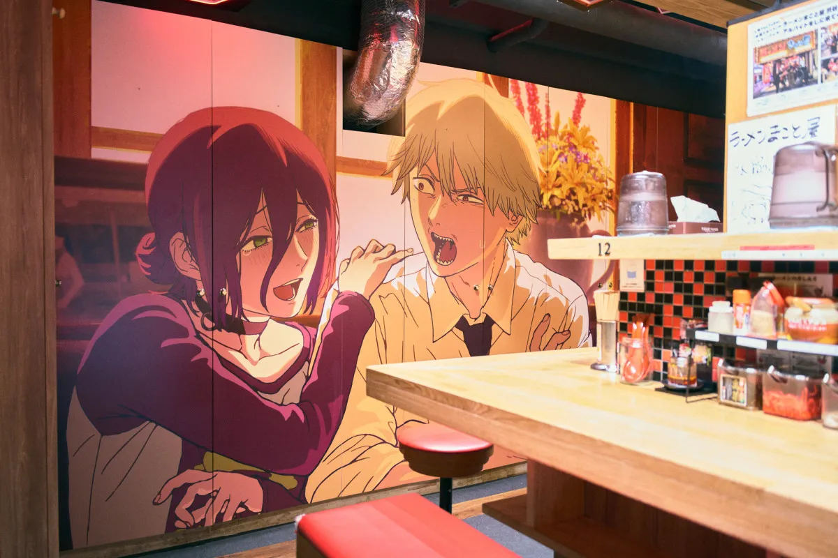 『チェンソーマン レゼ篇』牛骨ラーメンまこと屋コラボ！ボムの爆弾チャーハンなど続々　渋谷店ジャックで壁面に登場