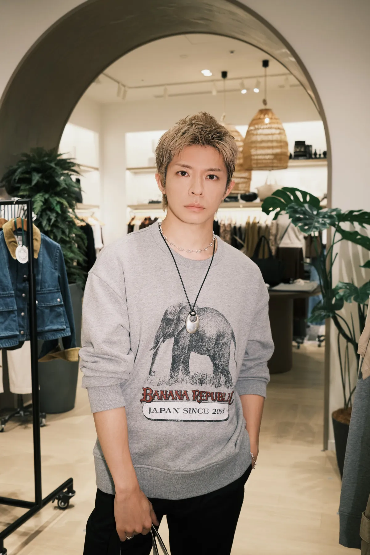 Number_i岸優太、バナナ・リパブリック日本上陸20周年を祝福「僕も世界中を旅していろいろな挑戦をしていきたい」　記念ポップアップに来場【コメント全文】
