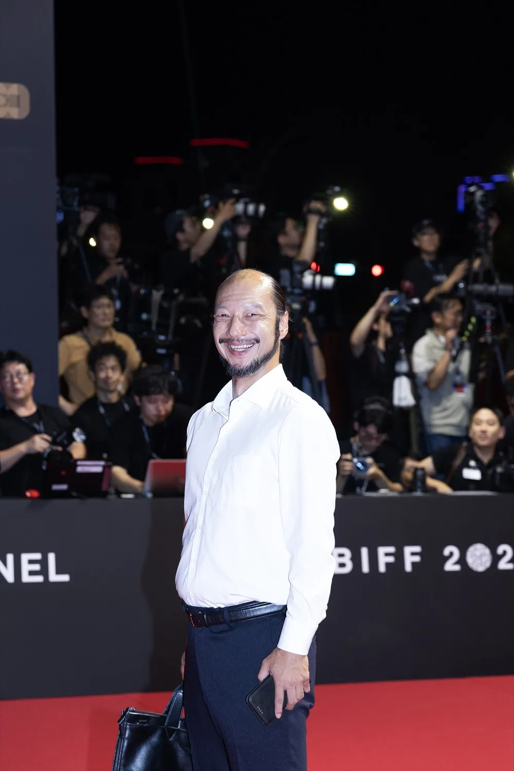 釜山国際映画祭に“異変”　河内大和が“歩く男”姿で登場、不気味な笑顔に悲鳴と「アジョシ！」の声