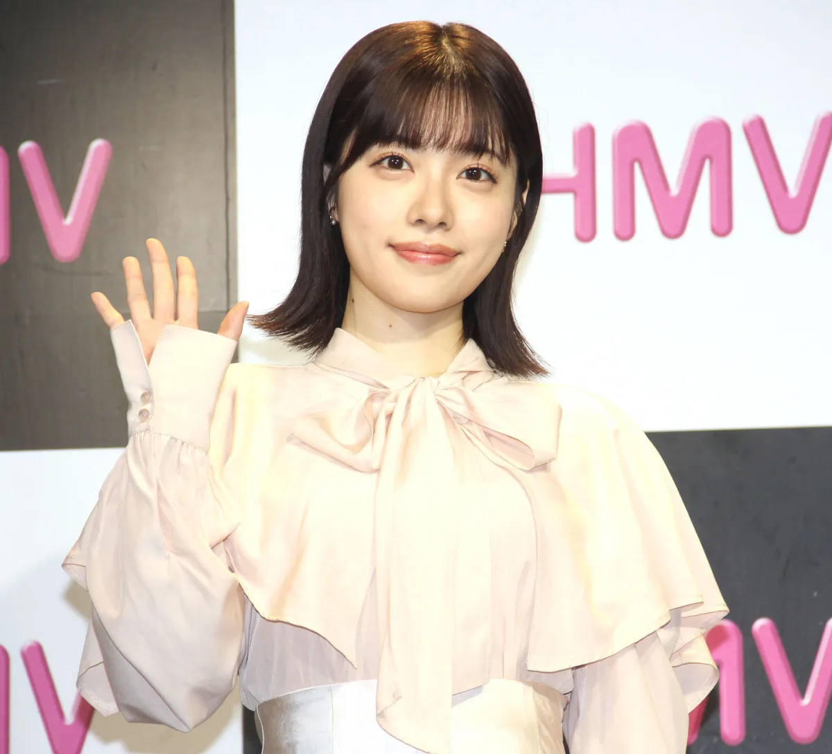 「グラビアプリンセス」礒部花凜、水着映像に大反響「見せすぎだよ！」「オレンジとブルーかわいい！」