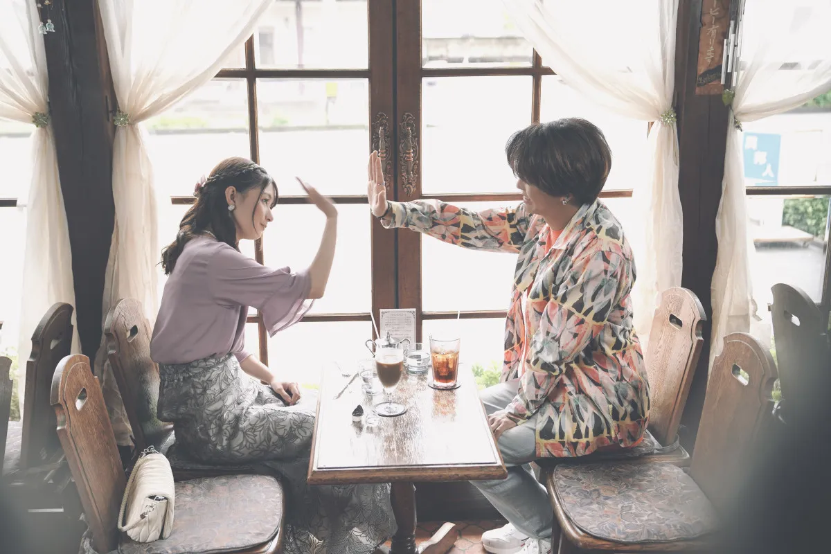 芳根京子＆高橋海人“運命共同体”の切ないハイタッチ　映画『君の顔では泣けない』場面写真公開