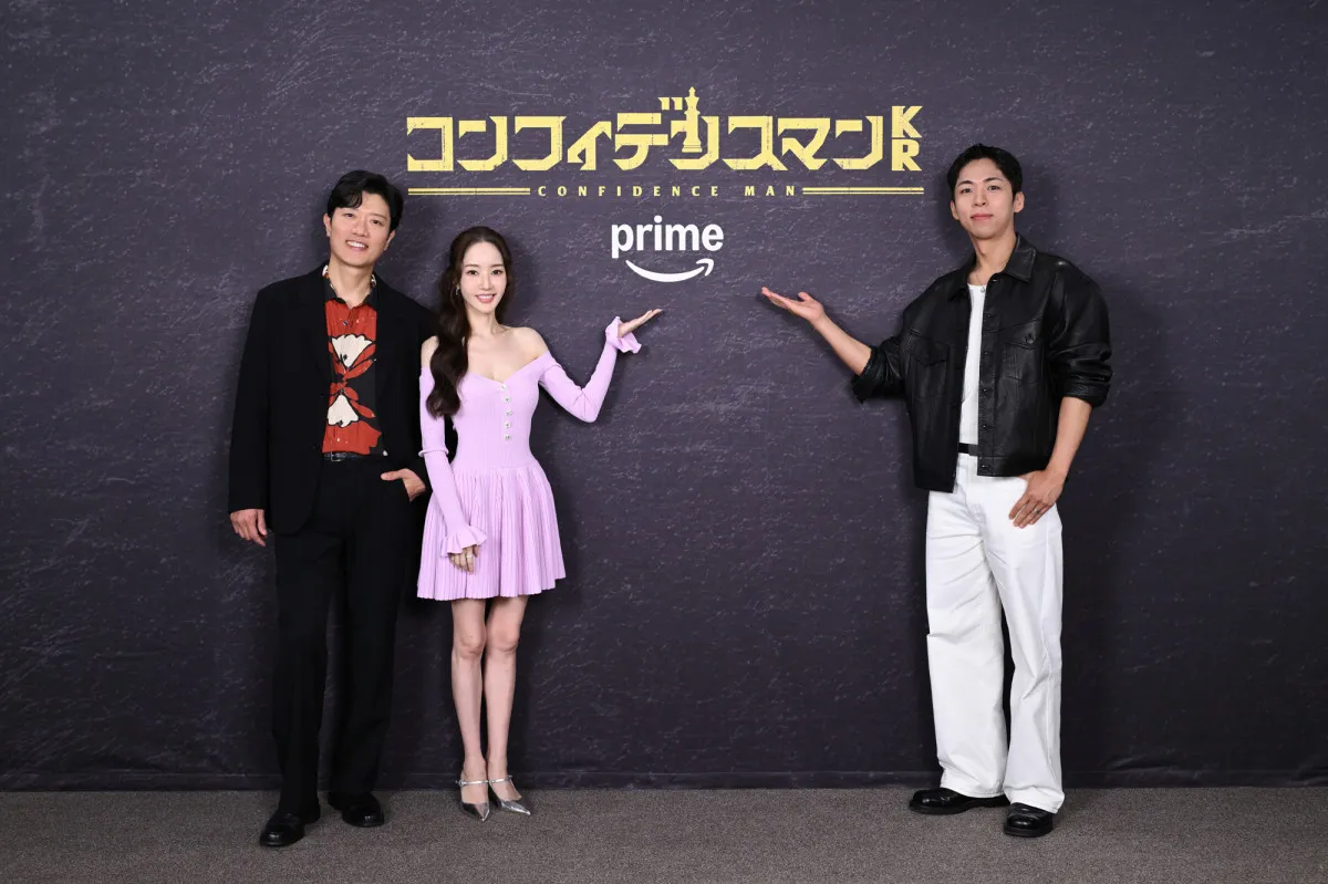 パク・ミニョン、変装のクオリティに驚き「あれ？もう現場に来てたの？」　3人がチームワークを高めた秘話も【『コンフィデンスマンKR』インタビュー後編】