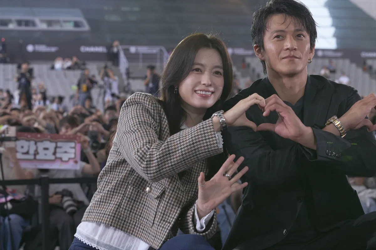 小栗旬、ハン・ヒョジュと“照れ笑いの指ハート”に大歓声　釜山国際映画祭でファン熱狂