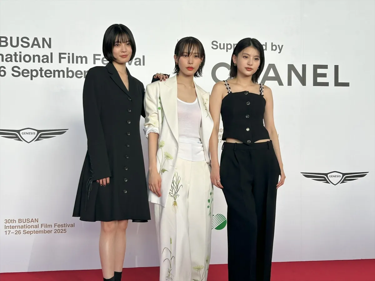 南沙良・出口夏希・吉田美月喜、レカペで記念撮影　『万事快調』釜山国際映画祭で世界初上映