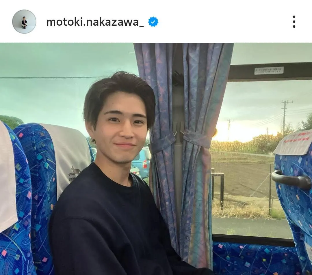 中沢元紀、“幼少期の自分”と並んでピース「wちひろだああ」「2人並んだ姿ずっと見たかった」「まさかのツーショット」　ドラマ『あんぱん』オフショット