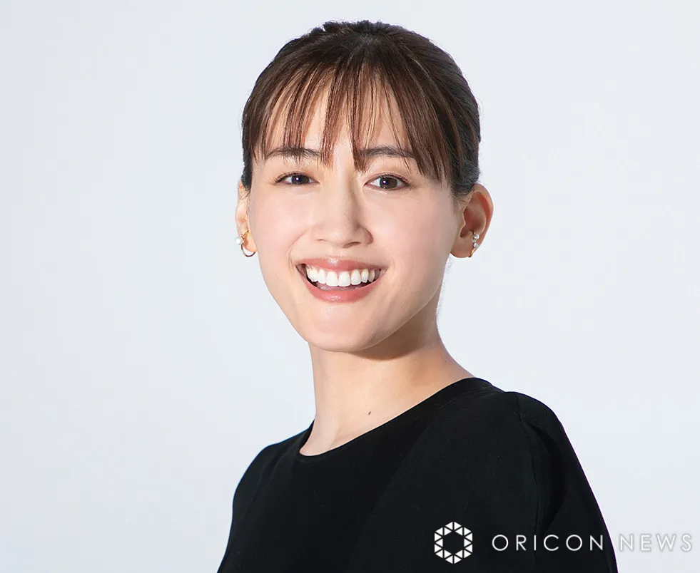 綾瀬はるか、初コンサート出演後に松本隆と腕組み2ショット「ゴージャスなムード美しいですね～」「歌声凄く良かった」