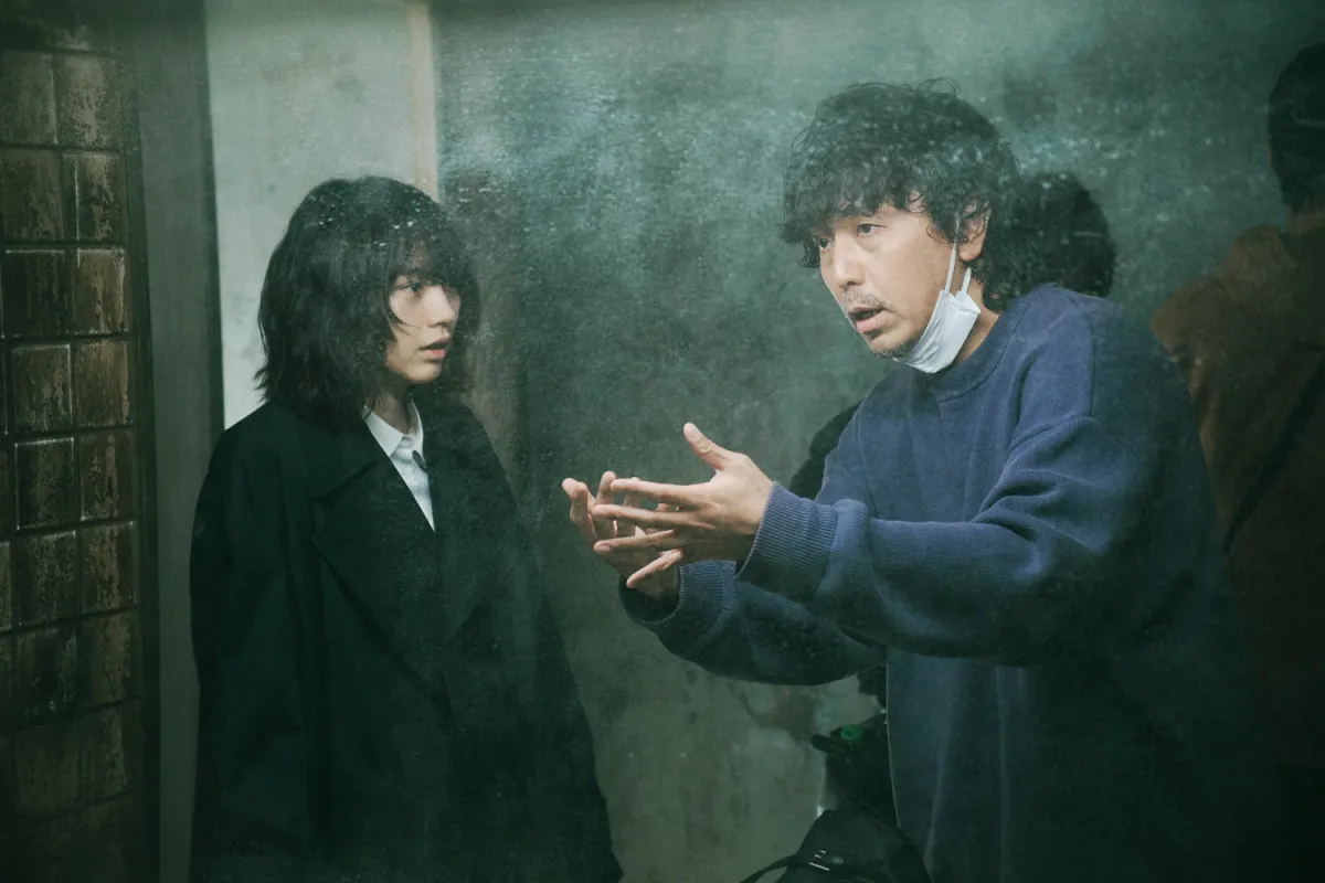 のん、 生きた虫まで投入した“汚すぎる公衆トイレ”セットに困惑　『ミス・キング』で“絶望”と“怒り”を表現
