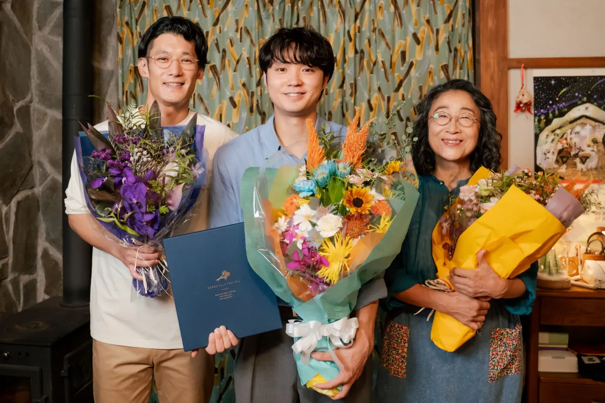 礒村勇斗が“祖母”らと花束持ちニッコリ　『ぼくほし』家族役の木野花＆光石研が撮了コメント