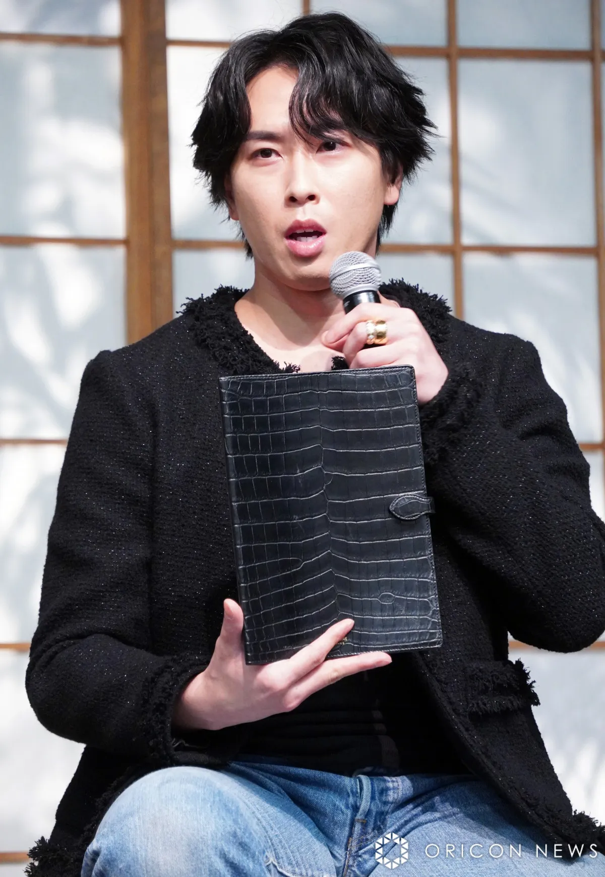 Snow Man宮舘涼太、“ワニの革”台本カバー披露「もっとボロボロにしたい。味を出したい」