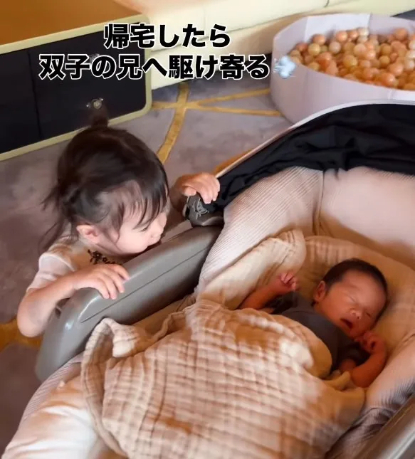 「え、同じ顔？」１歳でお姉ちゃんになった女の子、双子の“弟たち”との初対面に1920万再生「なんて綺麗な二度見」