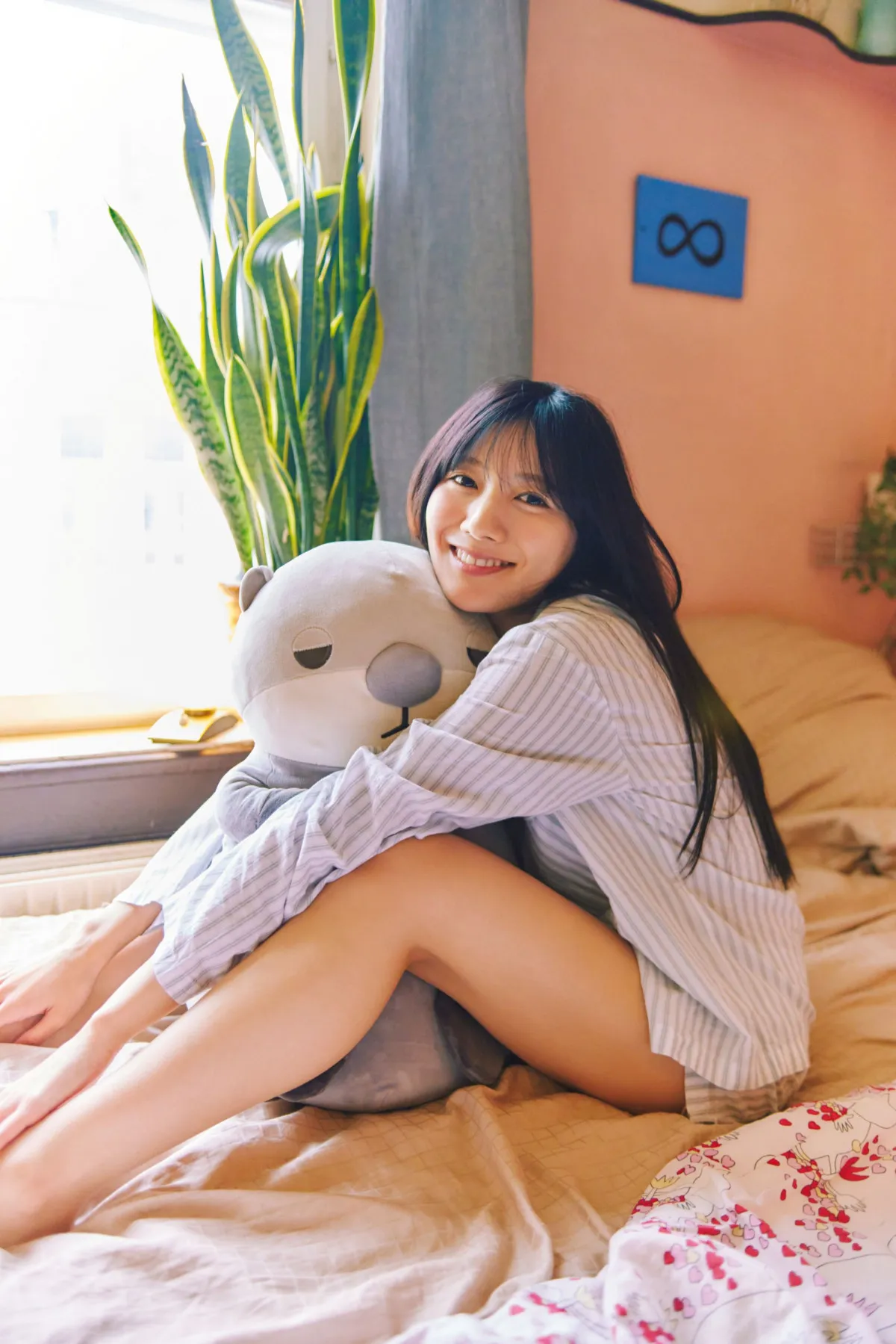 日向坂46河田陽菜、自分のぬいぐるみ持参で”パジャマショット” すらり美脚も披露 2nd写真集より先行カット