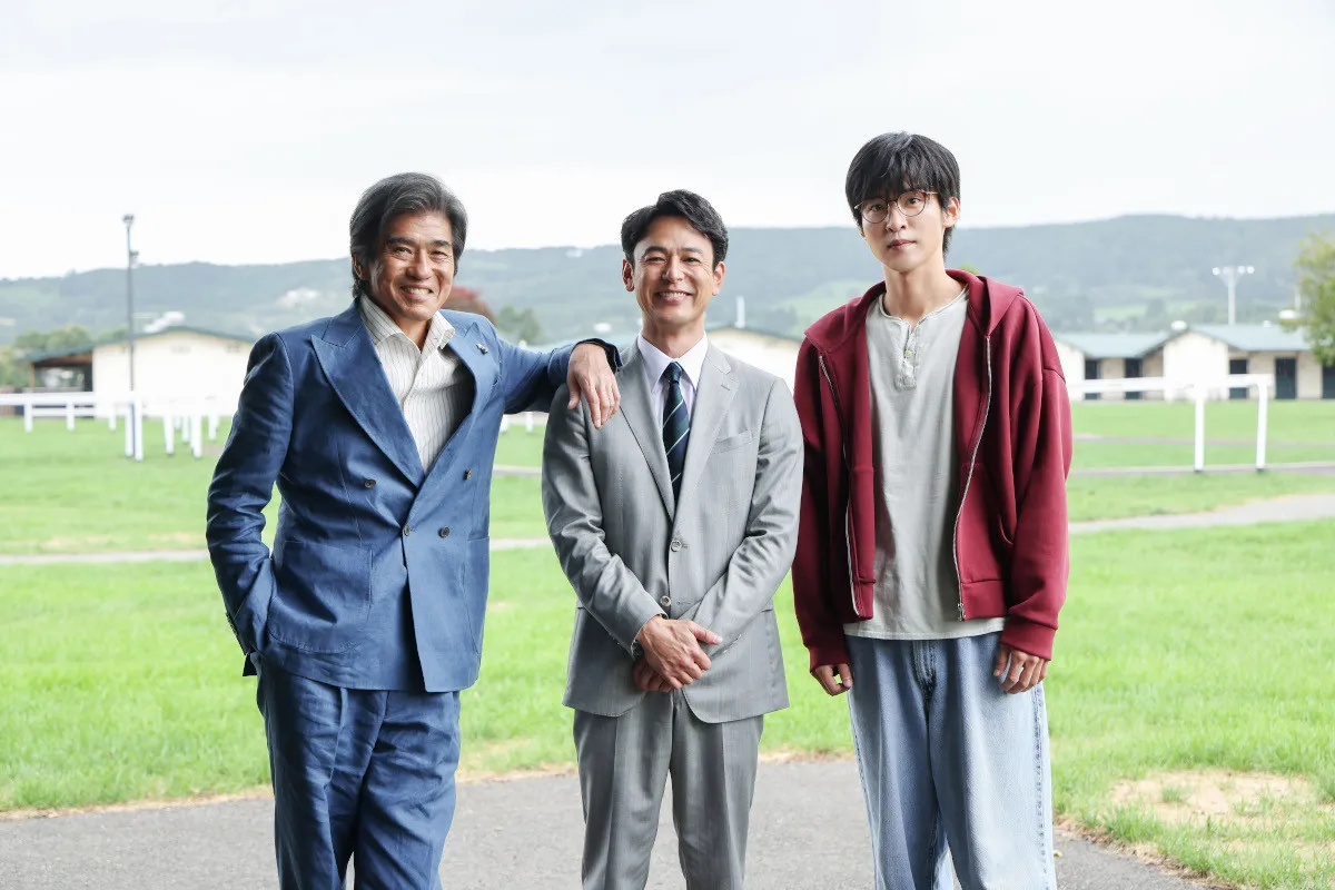 妻夫木聡、『ザ・ロイヤルファミリー』北海道ロケで競走馬と触れ合う　佐藤浩市＆目黒蓮も参加