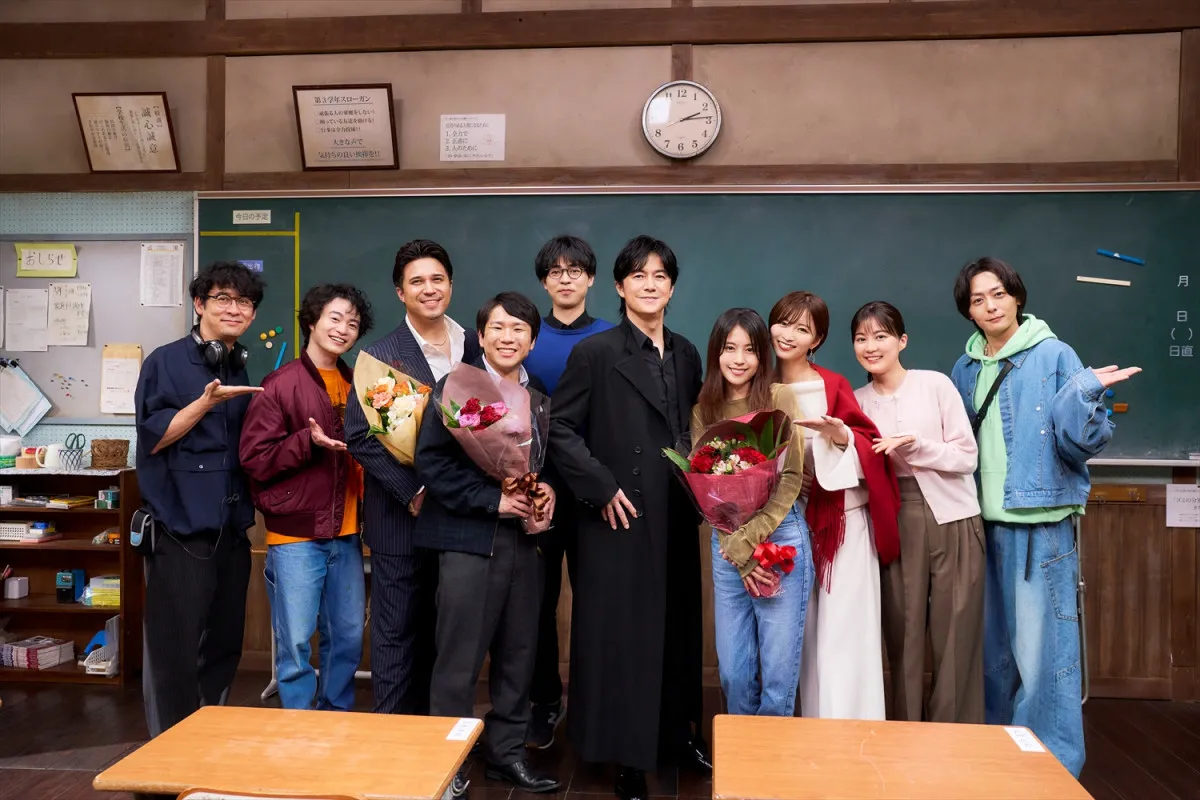 福山雅治らキャスト陣のクランクアップ写真解禁　『ブラック・ショーマン』11日で105万人動員の快進撃