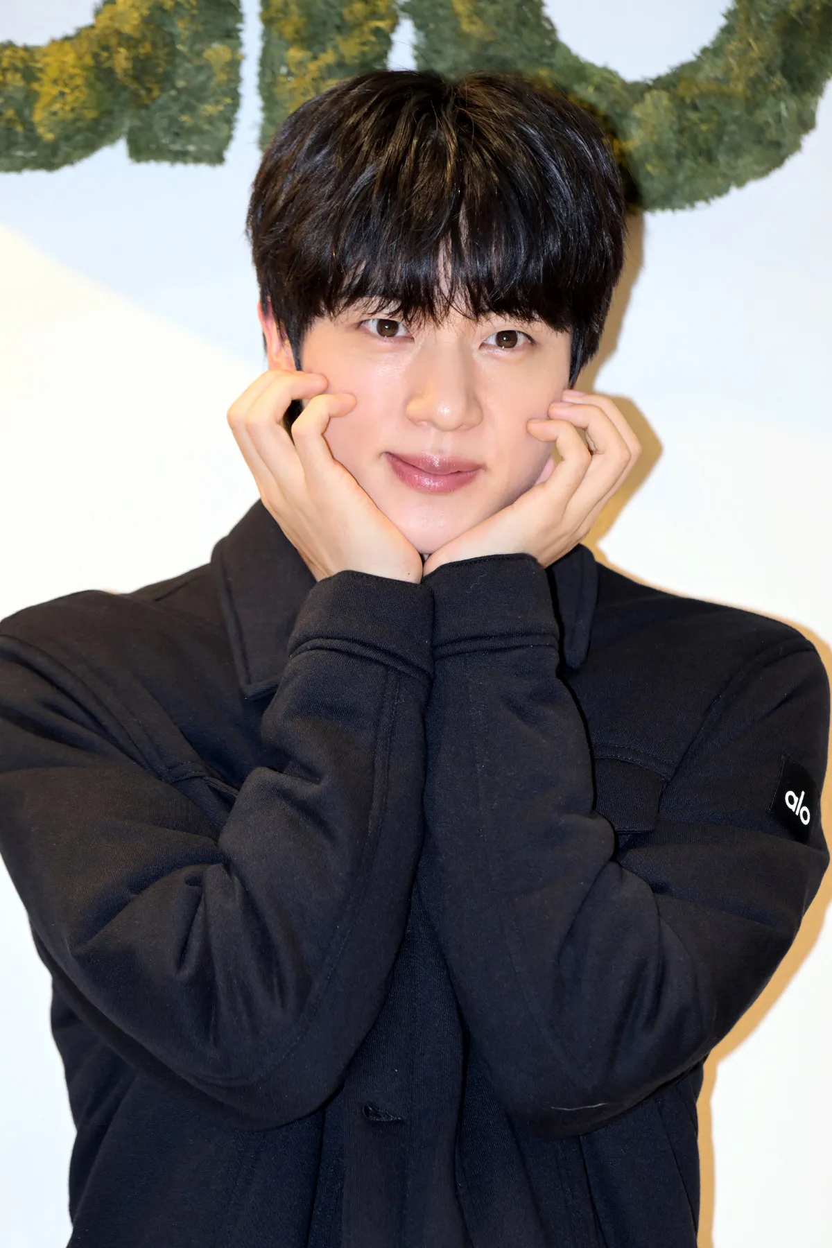 BTS・JIN、胸元ざっくりの色気あふれるオフショット　「美しい」「王子なの？御曹司なの？」