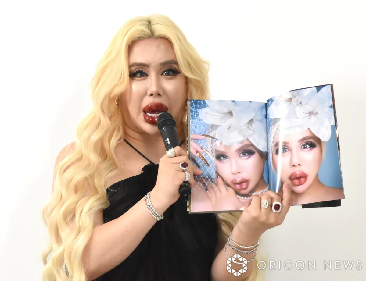 アレン様、エッセイ本表紙で黒のリップグロス1本使い切る「唇が大変デカいざますので」