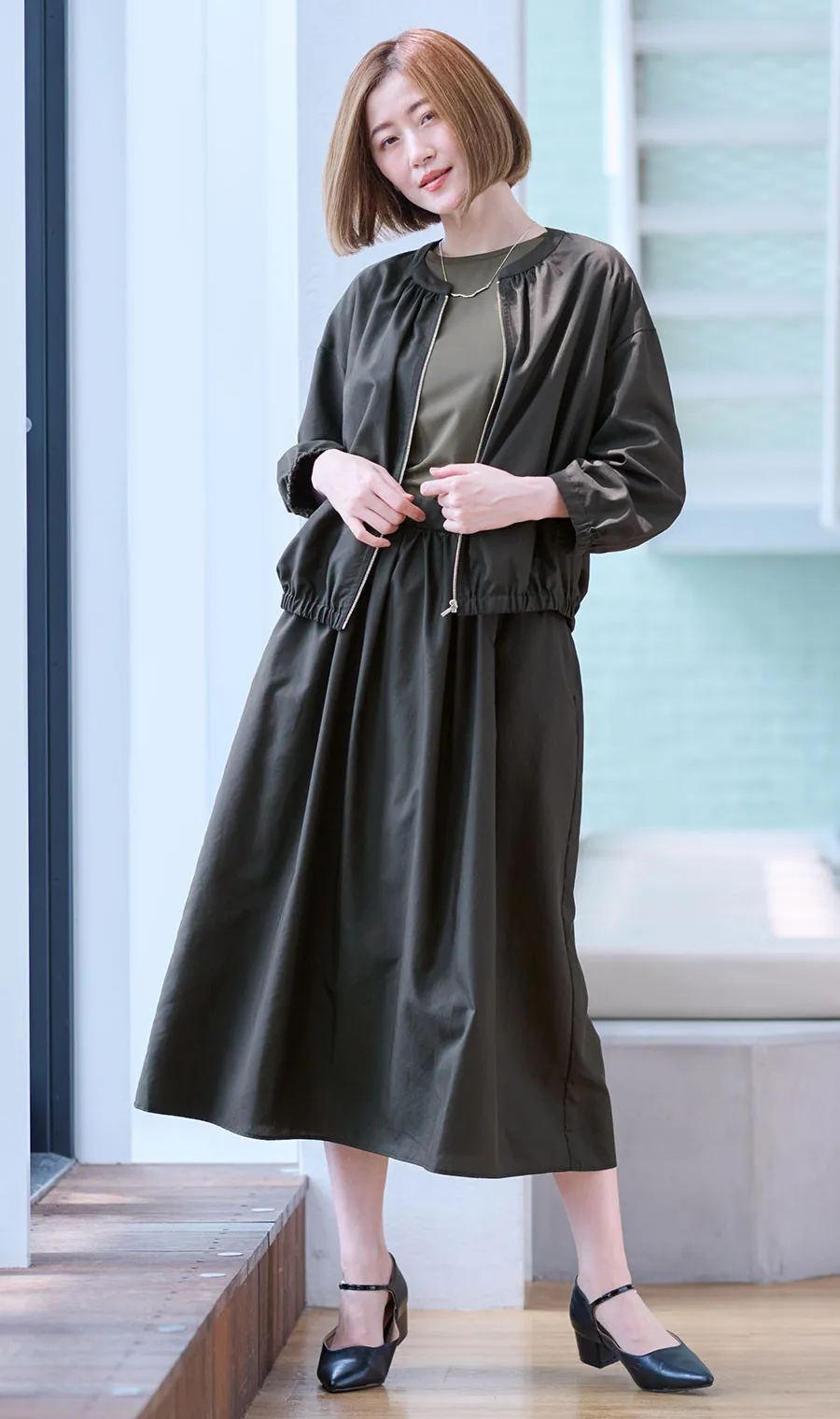 仕事服にブルゾン？　“トップス以上、ジャケット未満”「きちんとしすぎはイヤ！」に応えるビジネスブルゾン発売