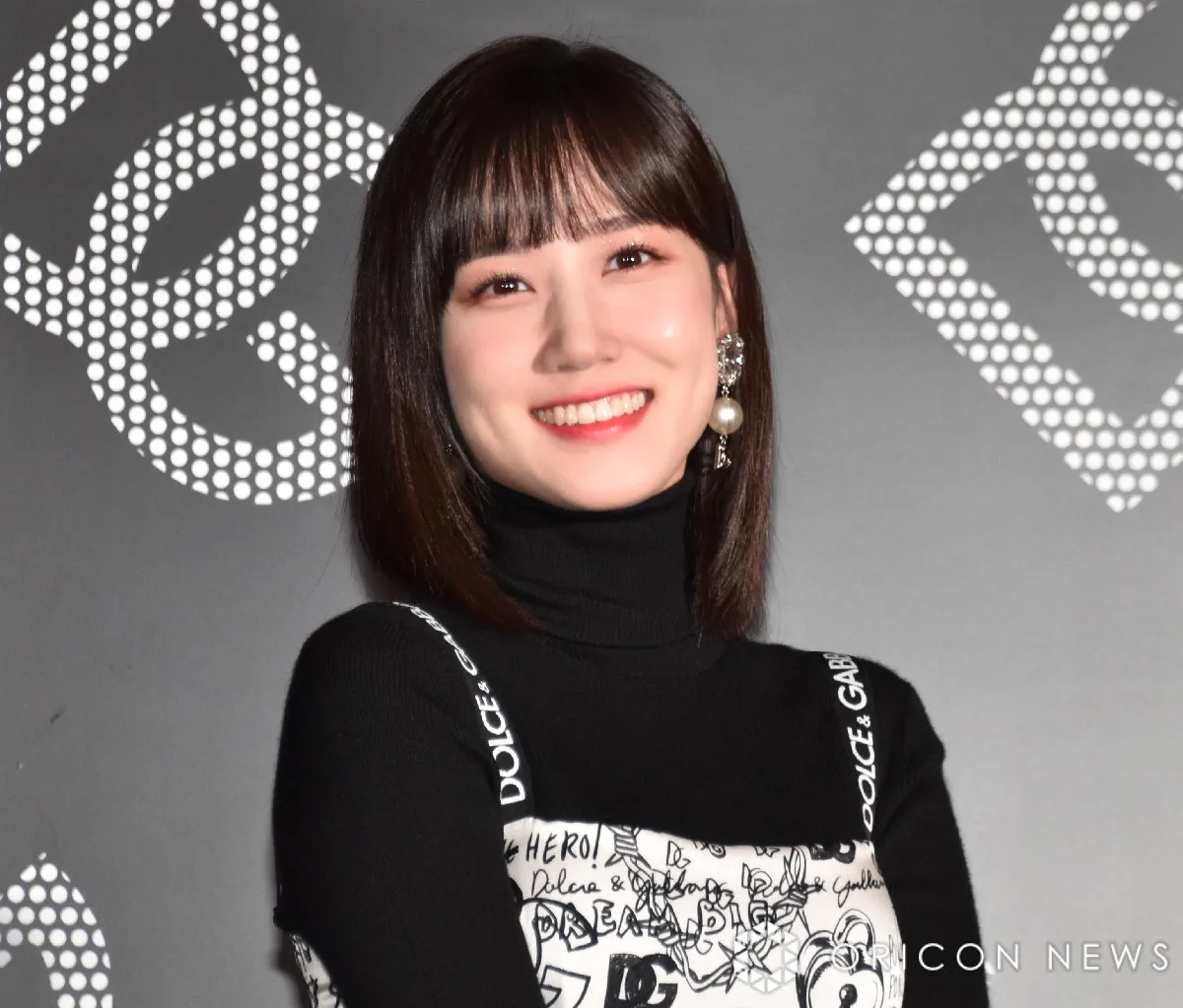 パク・ウンビン、制服風ショットで自然体の笑顔　「無邪気な姿がかわいすぎる」「美しい贈り物」